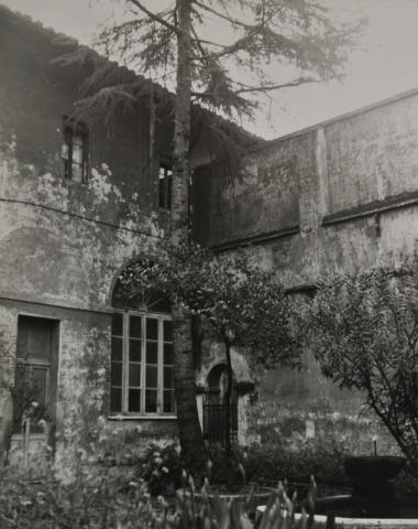 Chiostro del Monastero di Sant'Egidio prima metà degli anni Settanta prima dei lavori di funzionalizzazione a Museo. Fondo del Museo di Roma in Trastevere