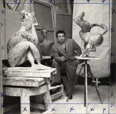 Oscar SAVIO (1912-2005), L'artista nello studio con Sibilla, Cavallo e Busto d'uomo, 1947, fotografia, b/n, Archivio Storico Pericle Fazzini, Roma, © Oscar Savio